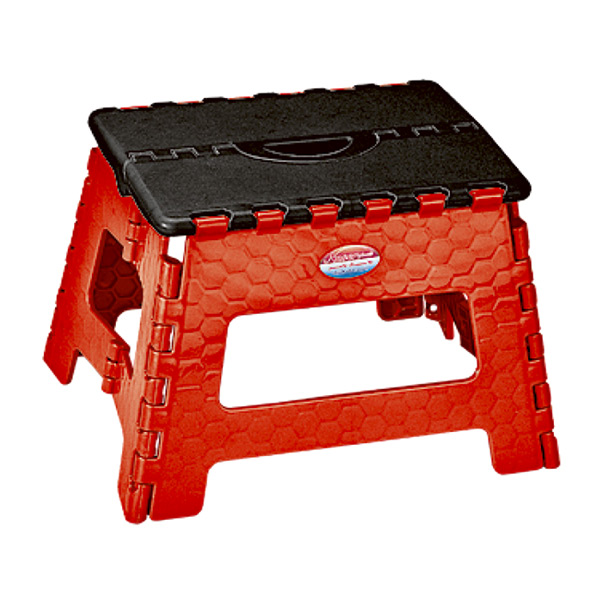 چهارپایه پلاستیکی تاشو ناصر پلاستیک مدل ۵۱۶ به رنگ مشکی در قسمت نشیمن و قرمز در قسمت پایه ها می باشد و لولاهایی نیز دارد.
