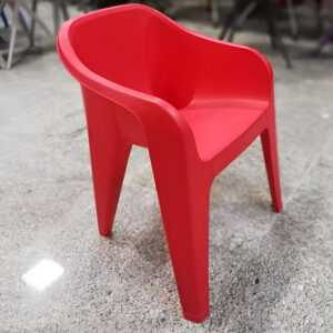 صندلی پلاستیکی دسته‌دار ناصر پلاستیک مدل 889 در رنگ قرمز در محیط بیرون