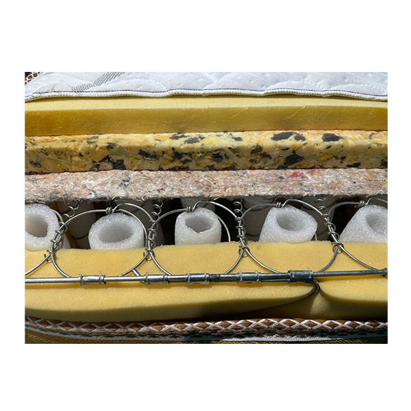 تصویر نمای نزدیک از فنرهای و لایه های تشک لایف مدل گلدن لایف