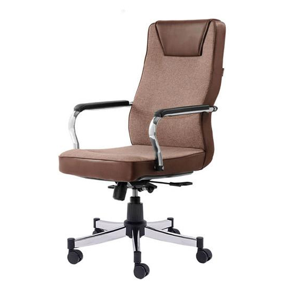 صندلی مدیریتی رایانه صنعت مدل دلتا M908z به رنگ قهوه ای است و دارای پایه های پنج پر با آبکاری می باشد.
