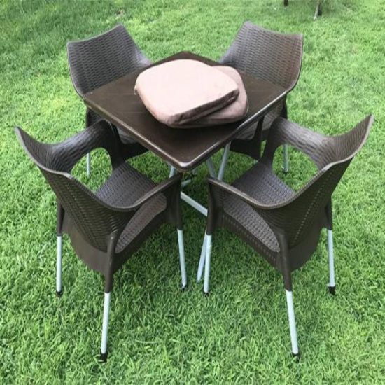 صندلی پلاستیکی با پایه فلزی مناسب جهت باغ و ویلا که بسیار شیک و بادوام می باشند.