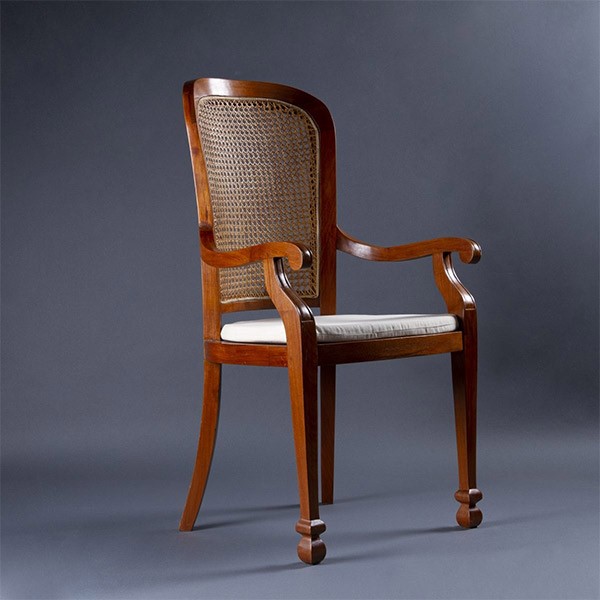 صندلی چوبی قهوه‌ای
