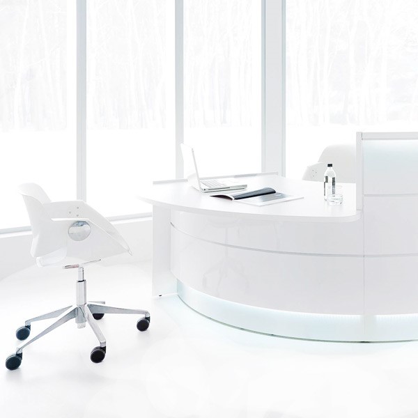 استفاده از صندلی کانتر اداری در دکوراسیون تماما سفید و بسیار شیک با طراحی ارگونومی بدنه صندلی