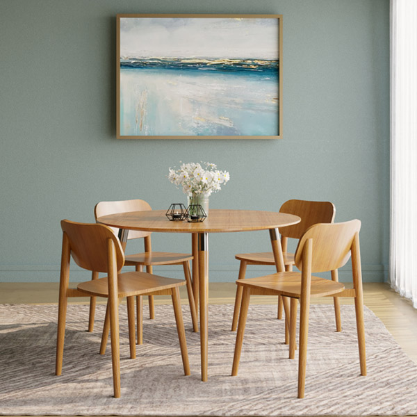 ست میز وصندلی سورین چوبی نیلپر که شامل چهار عدد صندلی و یک میز گرد می باشد. روی میز یک گلدان قرار گرفته است.