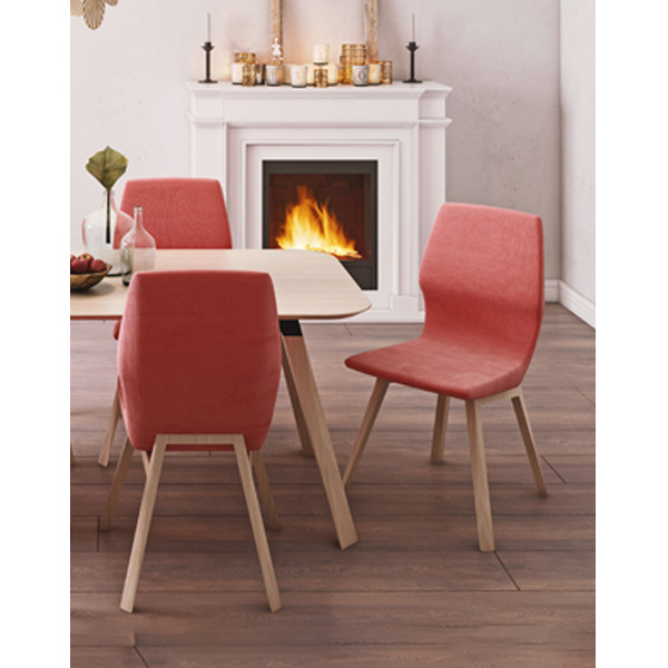 سه عدد صندلی صورتی با پایه های چوبی که نیمی از میز و یک شومینه در تصویر نمایان است.