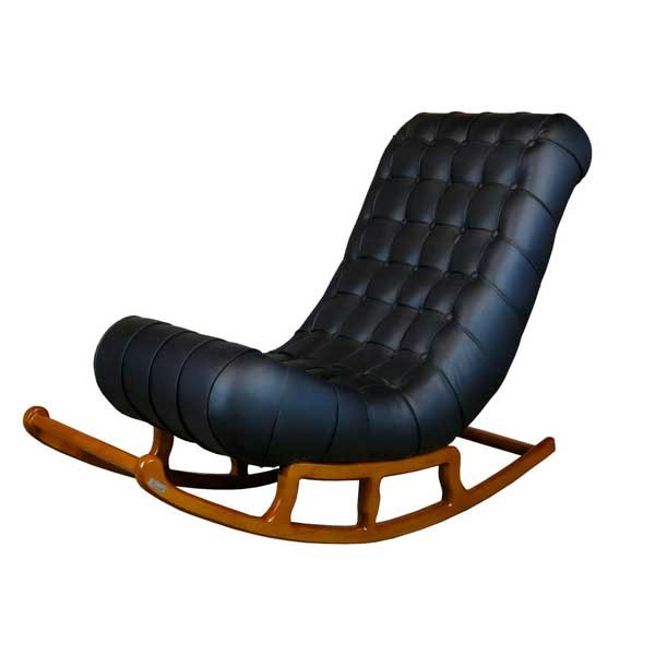 صندلی راک ریلکسی. ترکیب زیبای چوب و چرم در کنار یکدیگر