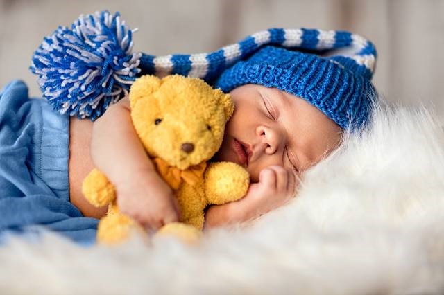 خواب راحت یک کودک در تشک مناسب کودک و نوزاد