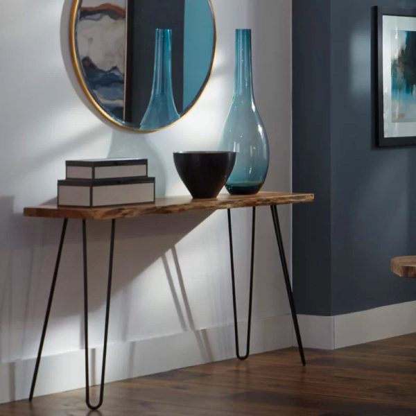 آینه و کنسولی شیک و زیبا به همراه وسایل تزئینی روی میز و آینه دایروی شکل