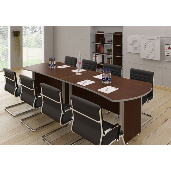 اتاق اداره با یک میز که در وسط قرار گرفته و هشت عدد صندلی دور تا دور آن چیده شده اند.
