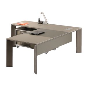 میز مدیریت جلیس مدل لاوان آلفا به رنگ خاکستری است و چهار عدد پایه ثابت دارد. رنگ پایه های این میز دودی آنادایز، شامپاینی آنادایز می باشد.