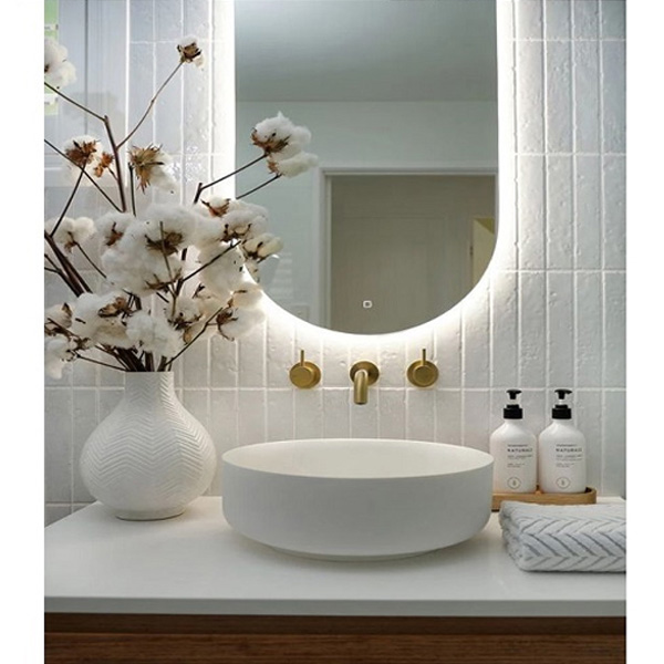 آینه و روشویی سفید- گلدان- ظرف مایع دستشویی