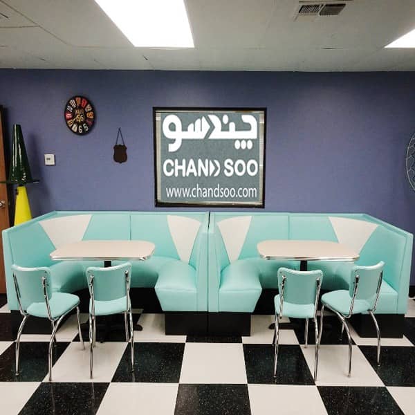 میز و صندلی آبی رستورانی- کف شطرنجی- تابلو چندسو روی دیوار