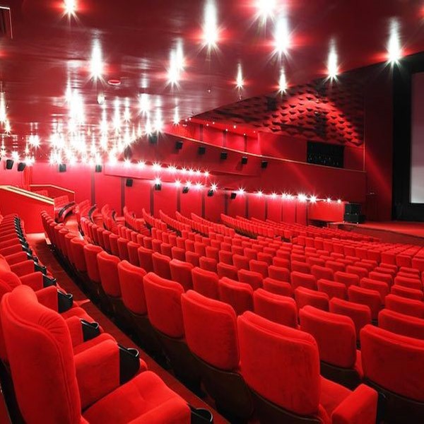 صندلی های آمفی تئاتر قرمز