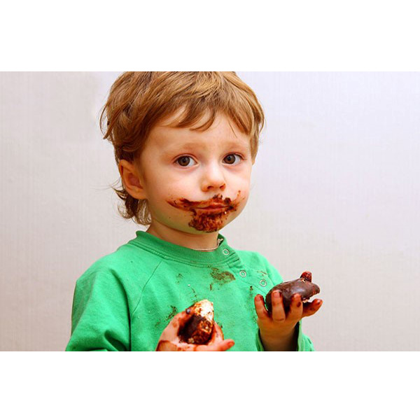 کودکی در حال خوردن خوراکی کاکائویی