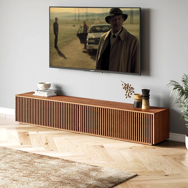 میز تلویزیون چوبی-انواع وسایل دکوری روی میز تلوزیون قرار دارد
