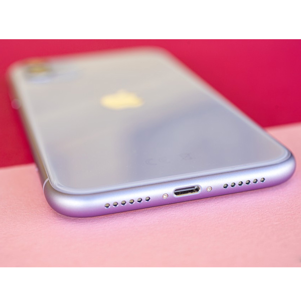 نمایش پورت شارژ گوشی موبایل اپل مدل آیفون 11