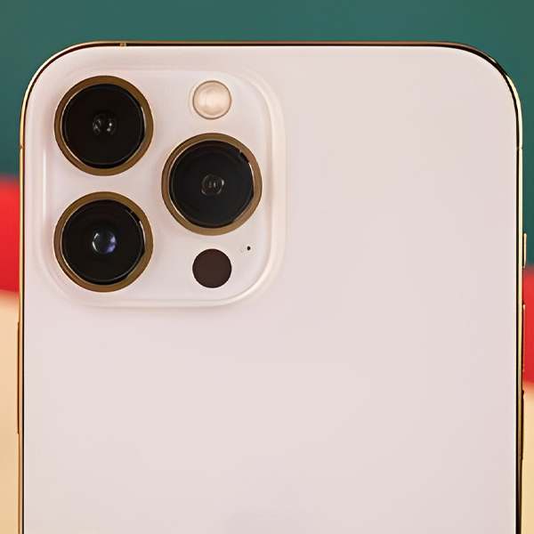 دوربین موبایل اپل مدل آیفون 13 پرو مکس از نمای نزدیک