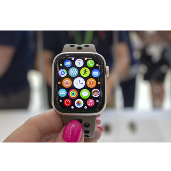 ساعت هوشمند اپل سری SE 2022 مدل 40 میلی متری Aluminum Case داخل دست کاربر