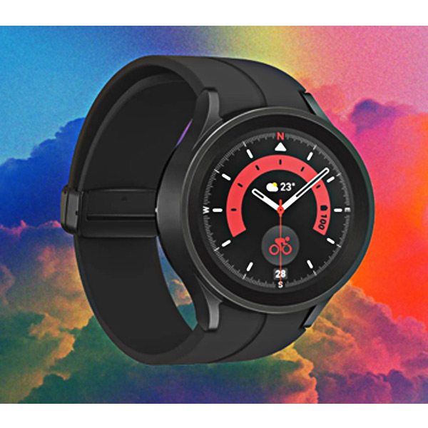 ساعت هوشمند سامسونگ مدل Galaxy Watch5 Pro در پس زمینه رنگی