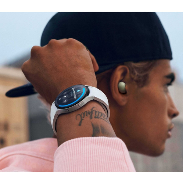 ساعت هوشمند سامسونگ مدل Galaxy Watch4 40mm در دست کاربر