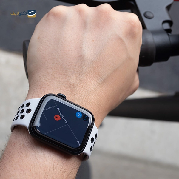 ساعت هوشمند اپل سری SE 2022 مدل 44 میلی‌متری روی دست کاربر