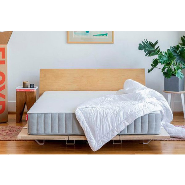 تشک سفید به همراه تخت خواب چوبی در فضای اتاق