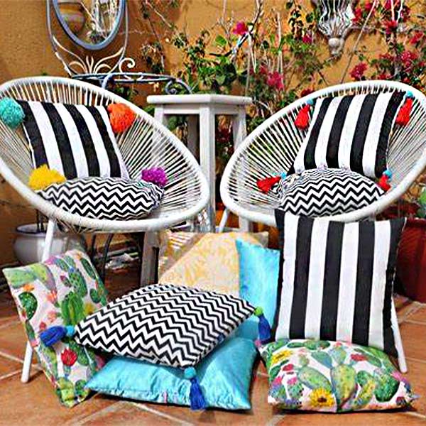 نمای چیده شده و تزئین شده صندلی باغی در محیط 