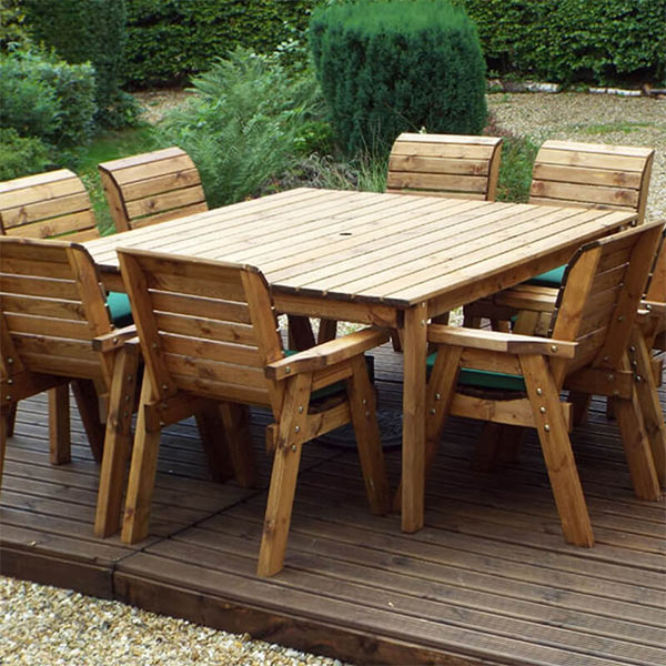 ست میز و صندلی چیده شده در باغ تهیه شده از چوب 