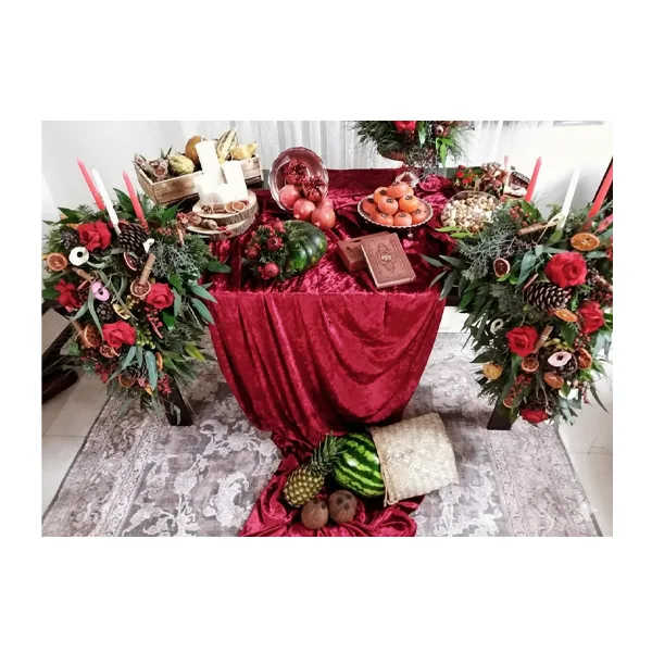 میز شب یلدا با انار و هندوانه و گل و شمع