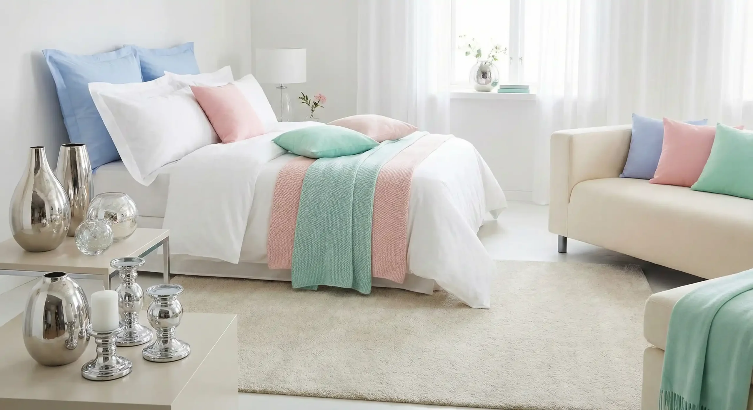 تخت خواب و مبلمان با ملحفه های رنگی روشن