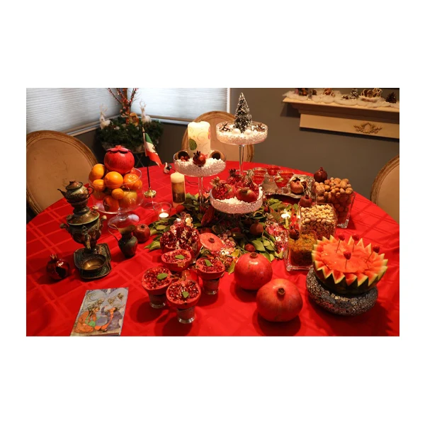 میز شب یلدا با انار و هندوانه و گل و شمع