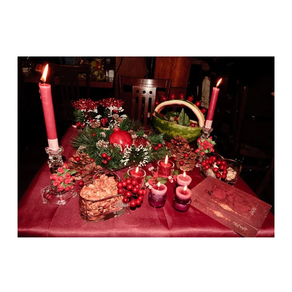 میز شب یلدا با انار و هندوانه و گل و شمع