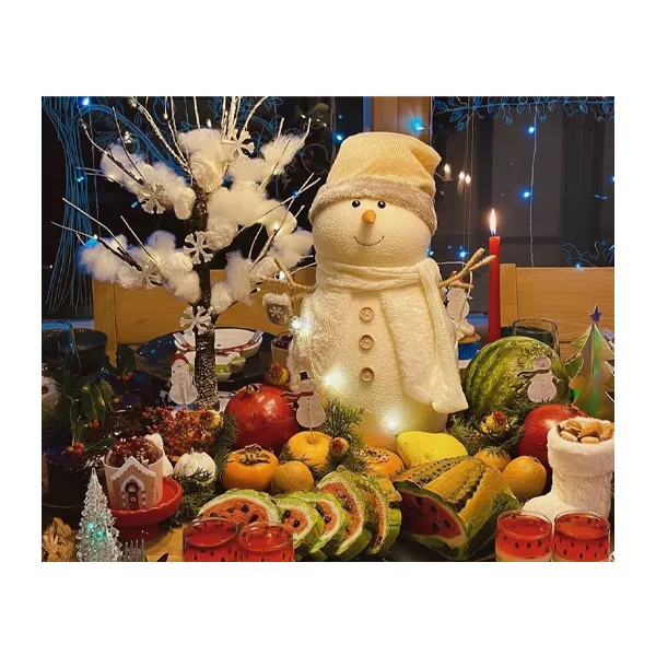 آدم برفی در کنار میوه های زمستانی