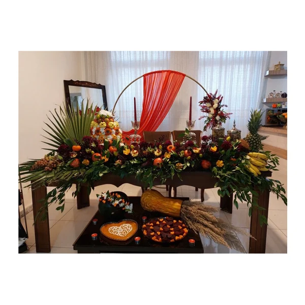 میز شب یلدا با انار و هندوانه و گل و شمع