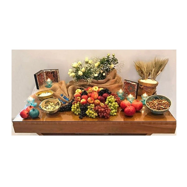 میز شب یلدا با انار و هندوانه و گل و شمع