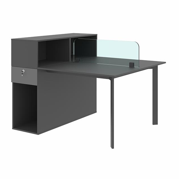 میز کار گروهی مشکی با جداکنندهی شیشه ای و کتابخانهی باز متصل در سمت چپ