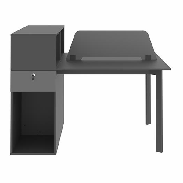 میز کار گروهی مشکی با جداکنندهی پارچهای طوسی و کتابخانهی باز متصل در سمت چپ