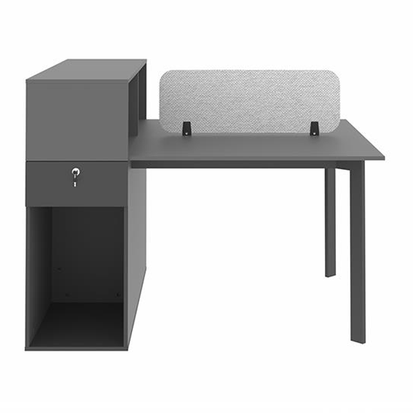 میز کار گروهی مشکی با جداکننده‌ی پارچه‌ای طوسی و کتابخانه‌ی باز متصل در سمت چپ، نمای زاویه‌دار