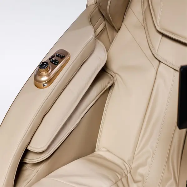 نمای نزدیک دسته و نشیمن صندلی ماساژور کرم‌رنگ با روکش چرمی و پنل کنترل طلایی‌رنگ مجهز به دکمه‌ها و پورت USB روی دسته.