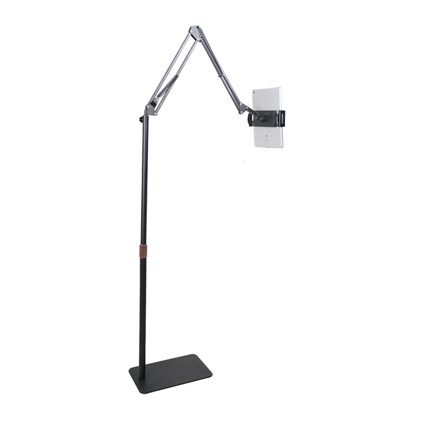 استند ایستاده تبلت با پایه مشکی و بازوی مفصلی فلزی بلند، مجهز به گیره نگه‌دارنده تبلت