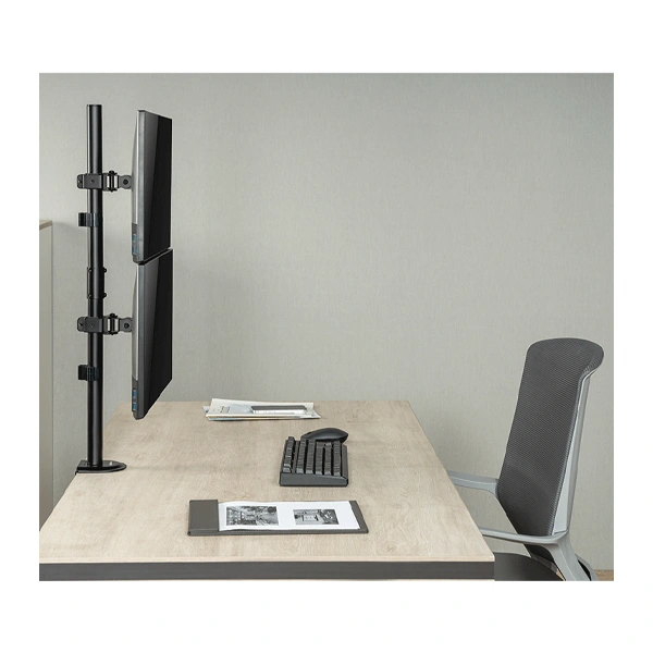 پایه رومیزی مانیتور دوتایی با ستون عمودی مشکی، دو براکت نصب VESA در چینش عمودی و گیره اتصال به لبه میز