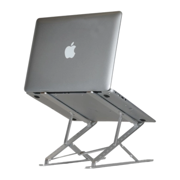استند فلزی نقره‌ای با سازوکار قیچی‌ای که یک لپ‌تاپ مک‌بوک خاکستری را در ارتفاع بالا و زاویه ارگونومیک