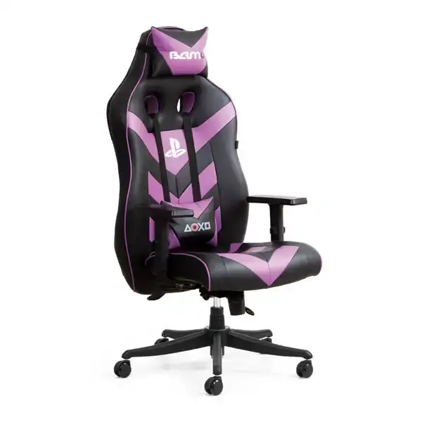 صندلی گیمینگ مشکی و بنفش با تکیه‌گاه بلند ارگونومیک، بالشتک پشت‌سری، دسته‌های قابل تنظیم، آرم پلی‌استیشن روی پشتی و پایه پنج‌پر چرخ‌دار