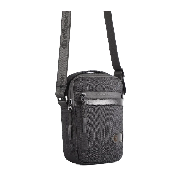 کیف دوشی کوچک مشکی با بند پهن قابل تنظیم و دو جیب زیپ‌دار در قسمت جلویی