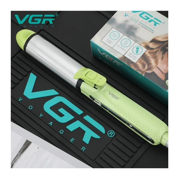 حالتدهنده موی برند VGR به رنگ سبز و نقرهای روی پد مشکی با لوگوی VGR، در کنار جعبه محصول با تصویر موی فر و مشخصات دستگاه.